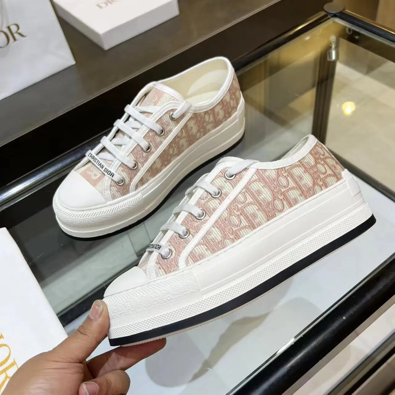 👟👟Ex-factory price 520👟👟 Dior’s 2025 Walk ‘n’ Dior embroidered mid-top casual shoes are new. On the fashion stage, Dior embroidered shoes are the well-deserved protagonist. Delicate stitching is used on the upper, every stitch is devoted to the craftsman's efforts, and every thread is woven with artistic poetry. From complex floral patterns to smart geometric textures, embroidery is like the magic that gives shoes life, allowing them to show dynamic beauty even in static conditions.   Wearing Dior embroidered shoes feels like stepping into a dream world full of art. It is not only a pair of shoes, but also a walking piece of art that perfectly integrates fashion and culture. Whether you are strolling on the bustling city streets or attending important social occasions, Dior embroidered shoes can add unique charm to your style and become the focus of everyone's attention.   Choosing Dior embroidered shoes means choosing a persistent pursuit of quality and a unique understanding of fashion. Let it accompany you through every wonderful moment and leave your own fashion mark.  Material: Sheepskin lining, feet, silk cowhide, size 35-41, heel height 5cm
